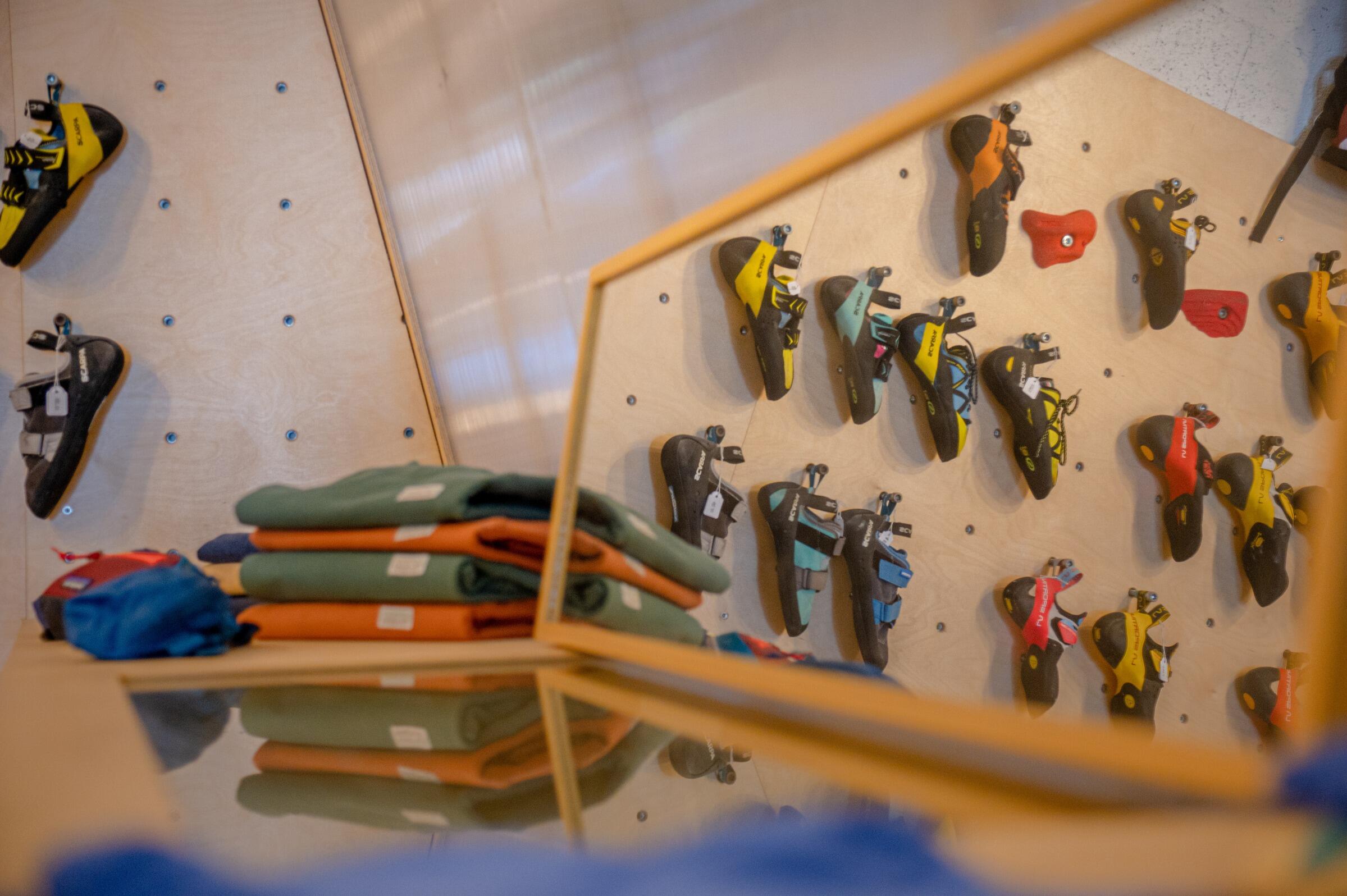 Chaussons d'escalade et matériel préparés pour les enfants avant leur arrivée
